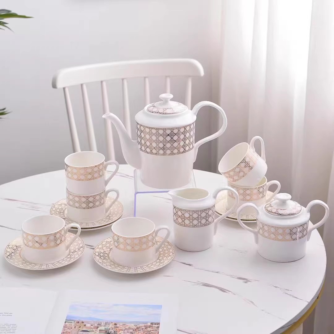 Coffee Tea Love - ヨーロッパ風の軽やかな高級感のあるシンプルな金縁ボーンチャイナ製コーヒーカップとティーカップのセットギフト