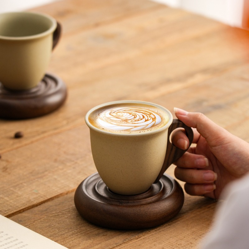 クリエイティブなブラウンセラミックと木製の組み合わせコーヒー - Coffee Tea Gardens のレビューと価格