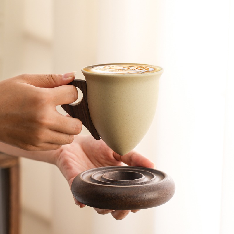 クリエイティブなブラウンセラミックと木製の組み合わせコーヒー - Coffee Tea Gardens のレビューと価格