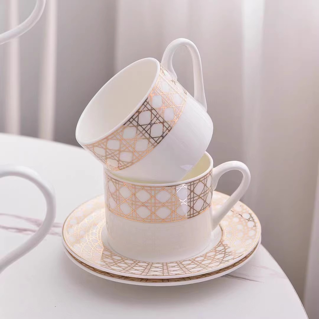 ヨーロッパ風の軽やかな高級感のあるシンプルな金縁ボーンチャイ - Coffee Tea Love のレビューと価格